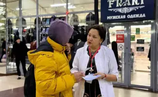 Свет надежды: акции по борьбе со СПИДом озаряют столичные торговые центры