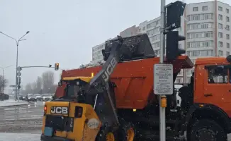 Снегопад в Астане: коммунальщики на боевом посту!
