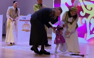 Конкурс семейных традиций в Алматы: победила семья, представившая уйгурский обычай укладывания младенца в колыбель