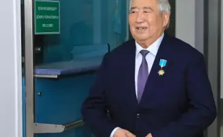 Возвращение героя: Амангос Тулеуов встречен как звезда в аэропорту после получения титула «Қазақстанның Еңбек Ері»