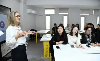 Влияние лекции Клеа Фернандез на развитие образовательных методов в Казахстане