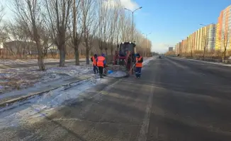 Снег убирают более 2 700 рабочих в Астане