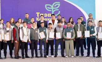 Молодежь Туркестана получила награды за участие в программе "Таза Қазақстан" и приняла участие в экологической акции по посадке деревьев.
