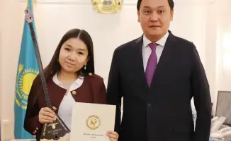 Мелодия слов: Ербол Карашукеев поддержал вдохновляющую победительницу айтыса Инжу Жанабай