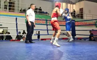 На республиканском турнире по боксу в Атырау участвуют подростки из разных стран, что способствует международному обмену и развитию спортивной культуры.