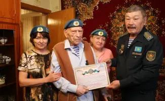 Алматинские военные поздравили ветерана с днем рождения