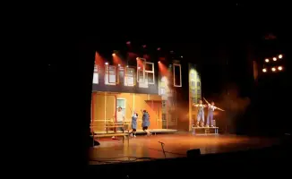 В Астане состоялась премьера спектакля «Жылы мұң», созданного с помощью искусственного интеллекта