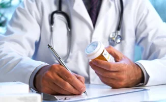 Премьер Бектенов поручил усилить контроль за ценами на лекарства