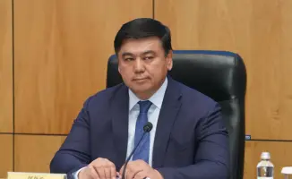 На внеочередной сессии маслихата Туркестанской области депутаты рассмотрели восемь вопросов, включая изменения в бюджете на 2025-2027 годы.