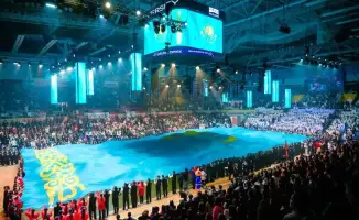 В Астане на посвящении студентов был представлен огромный флаг, символизирующий порядок и патриотизм