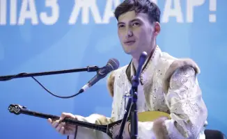 Поддержка молодых талантов: В Казахстане прошел республиканский айтыс школьников «Қола домбыра»
