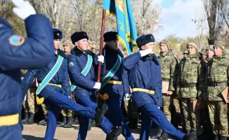 Солдаты прощаются с Боевым знаменем: кто куда?