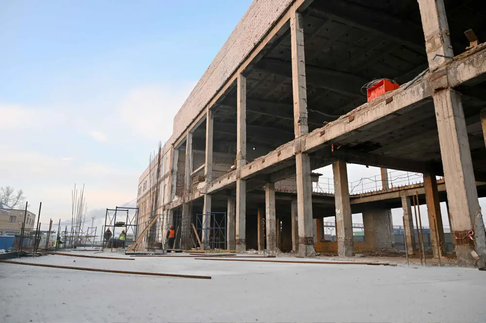 Здание железнодорожного вокзала в Семее модернизируется (5)