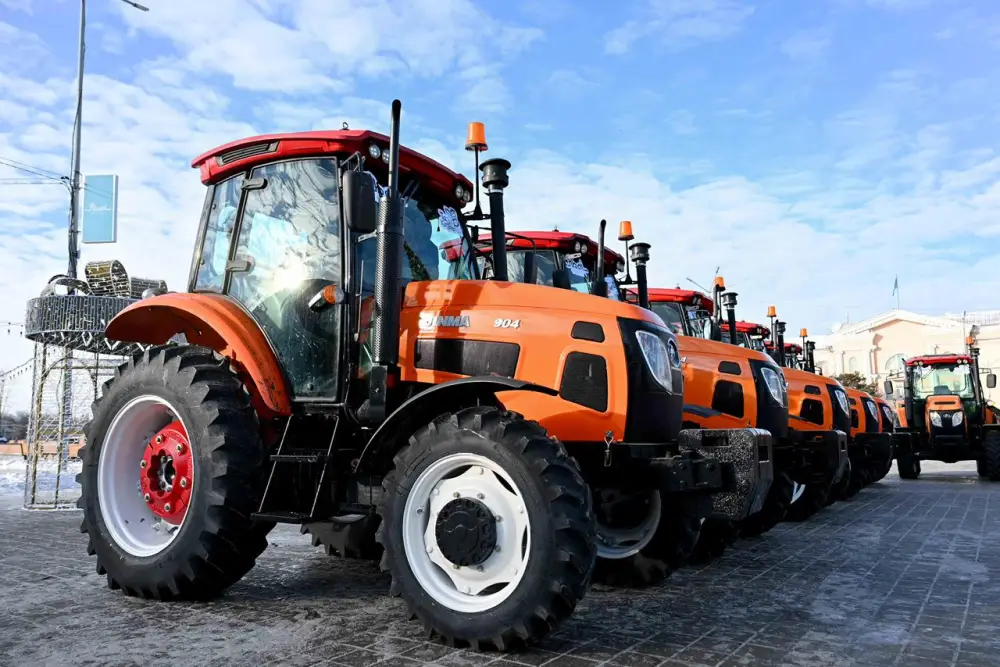 Победителям областного конкурса «Үлгілі ауыл» вручены 20 тракторов (6)