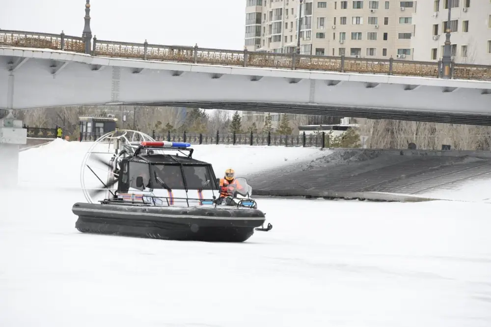 «Тонкий лед»: столичные спасатели напомнили горожанам правила безопасного поведения на льду (4)
