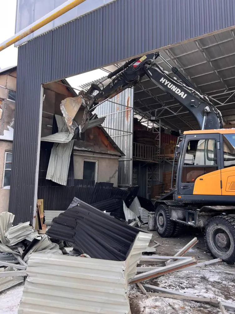 В Алматы сносят незаконное двухэтажное здание (3)