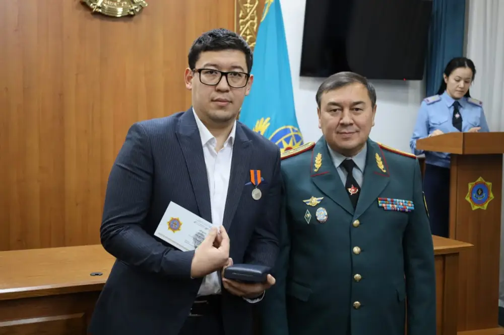 Житель столицы награждён за спасение человека, провалившегося под лёд (2)