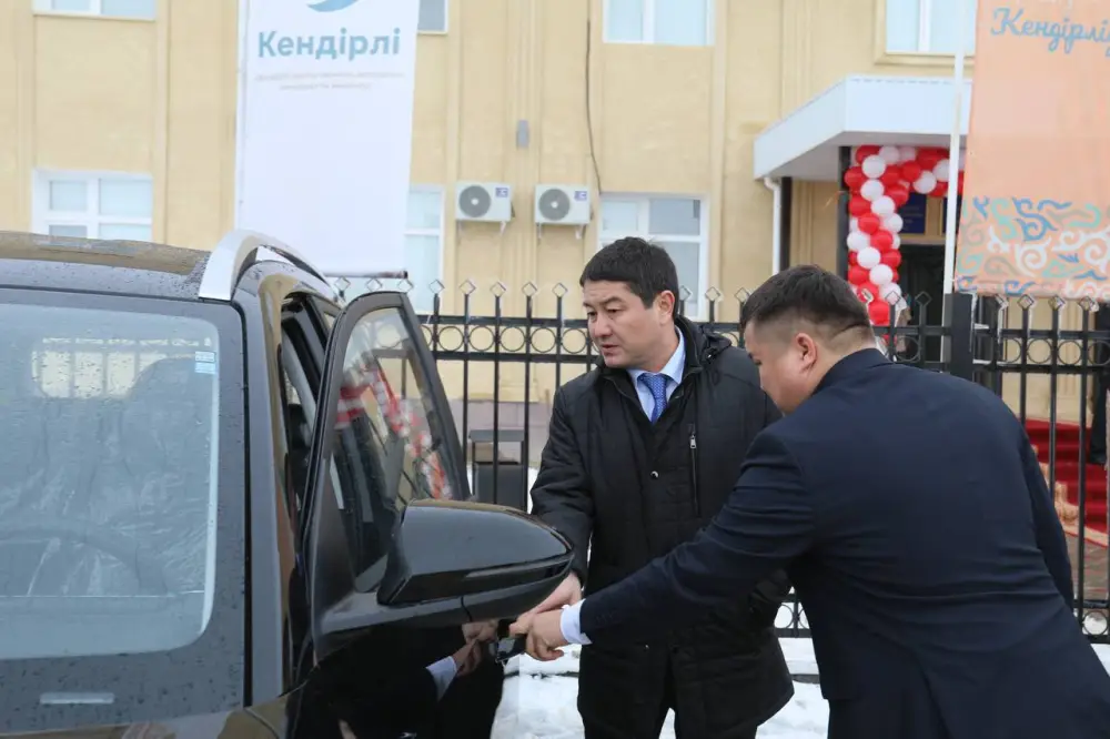 В селе Кендерли открыли новое здание акимата, вручили служебные автомобили (6)