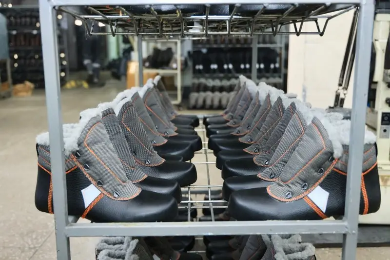 Металлурги, геологи, нефтяники – кто носит рабочую обувь карагандинского производства (4)