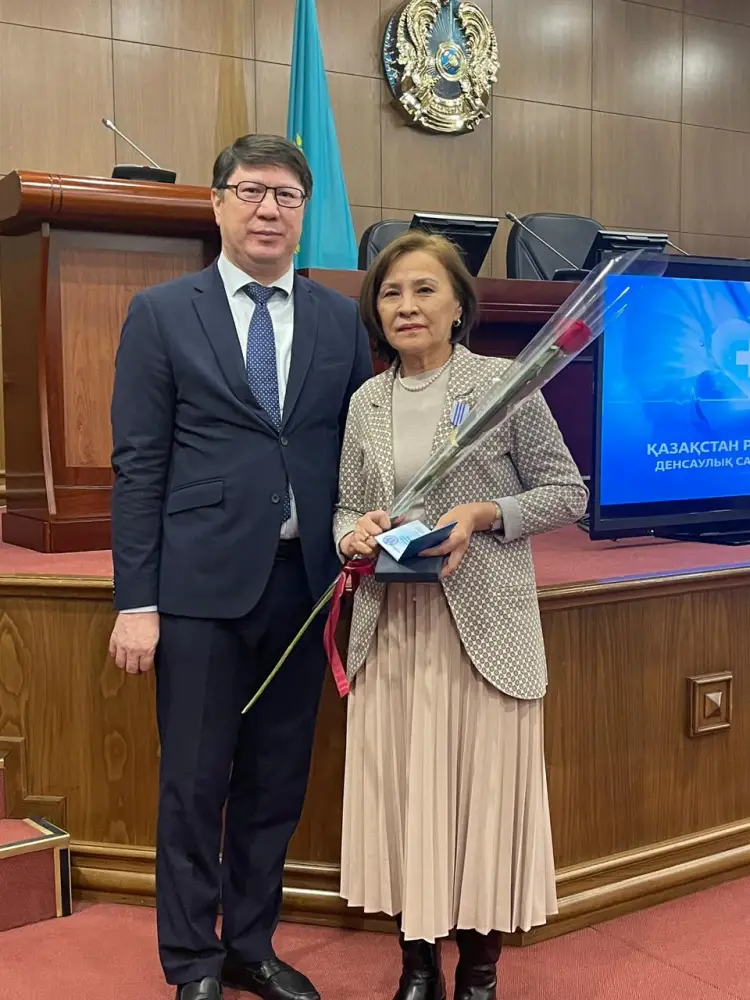 В КАЗАХСТАНЕ ПОЧТИЛИ ПАМЯТЬ ПОГИБШИХ ФЕЛЬДШЕРОВ СКОРОЙ ПОМОЩИ И НАГРАДИЛИ ЛУЧШИХ СПЕЦИАЛИСТОВ (2)