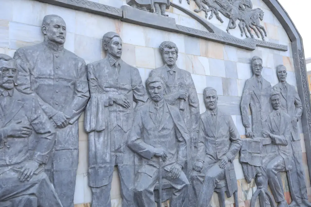 В День Независимости актюбинцы возложили цветы к мемориальному комплексу «Азаттықтың ақ таңы» (5)