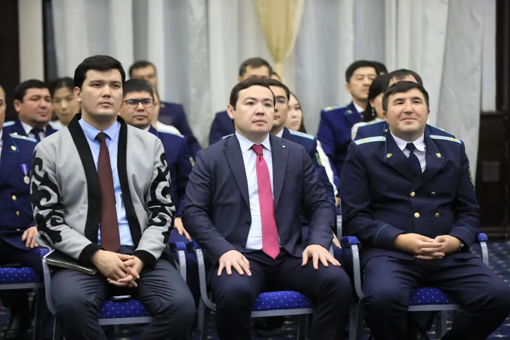 Аким области поздравил работников прокуратуры с профессиональным праздником (8)