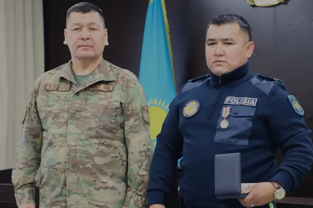 В области Ұлытау награждены полицейские за спасение детей при пожаре (3)