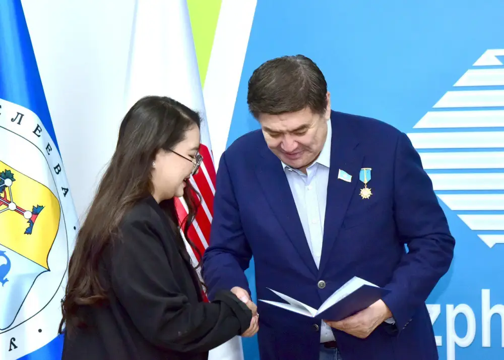 В Таразе вручены первые двойные дипломы выпускникам совместной программы РХТУ и Университета Дулати (5)