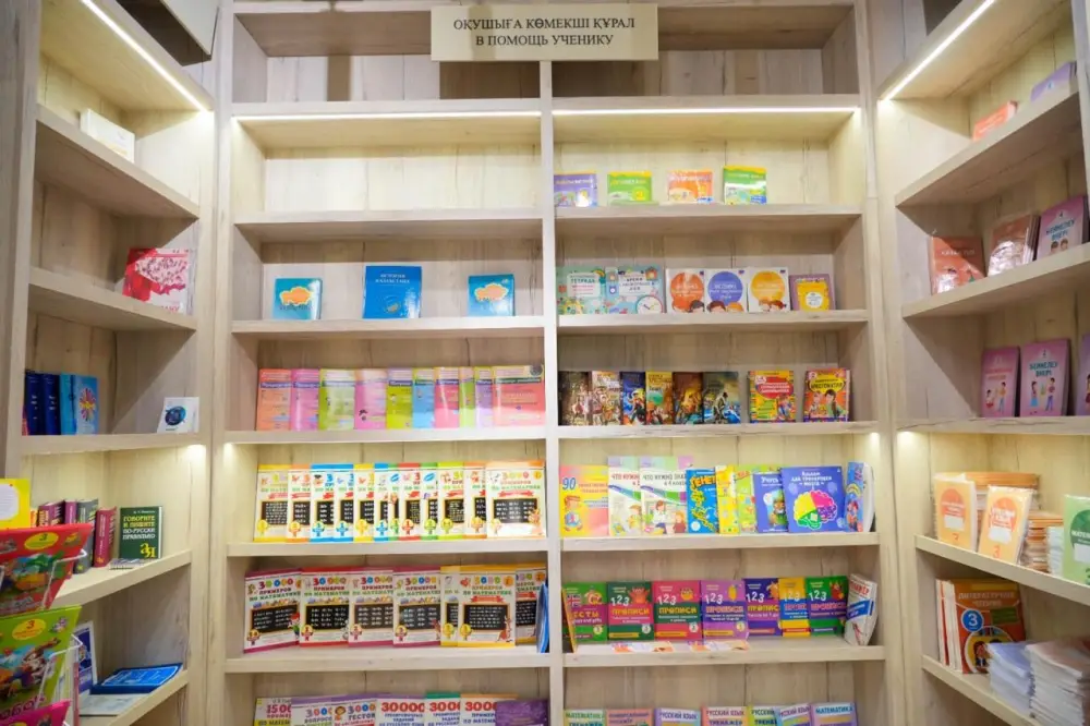 В Астане школам и библиотекам вручили цифровые учебные станции, работающие без интернета (4)