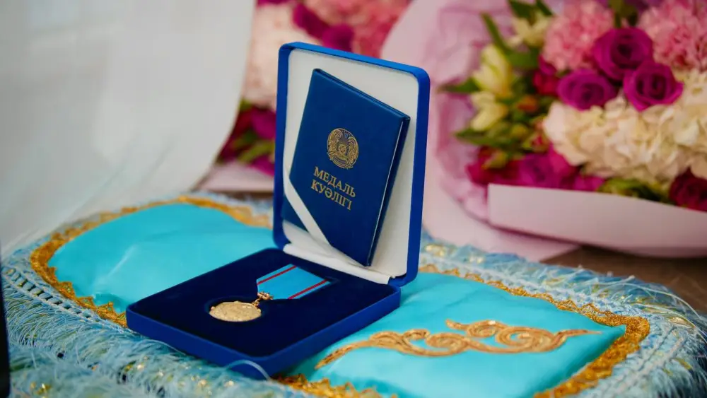 В Восточном Казахстане вручили госнаграды в честь Дня Независимости (9)