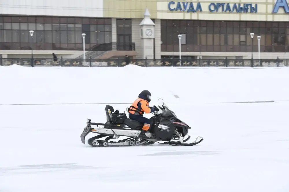 «Тонкий лед»: столичные спасатели напомнили горожанам правила безопасного поведения на льду (7)