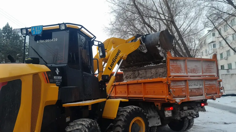 Более 1200 единиц спецтехники заняты в снегоуборочных работах в Астане (4)