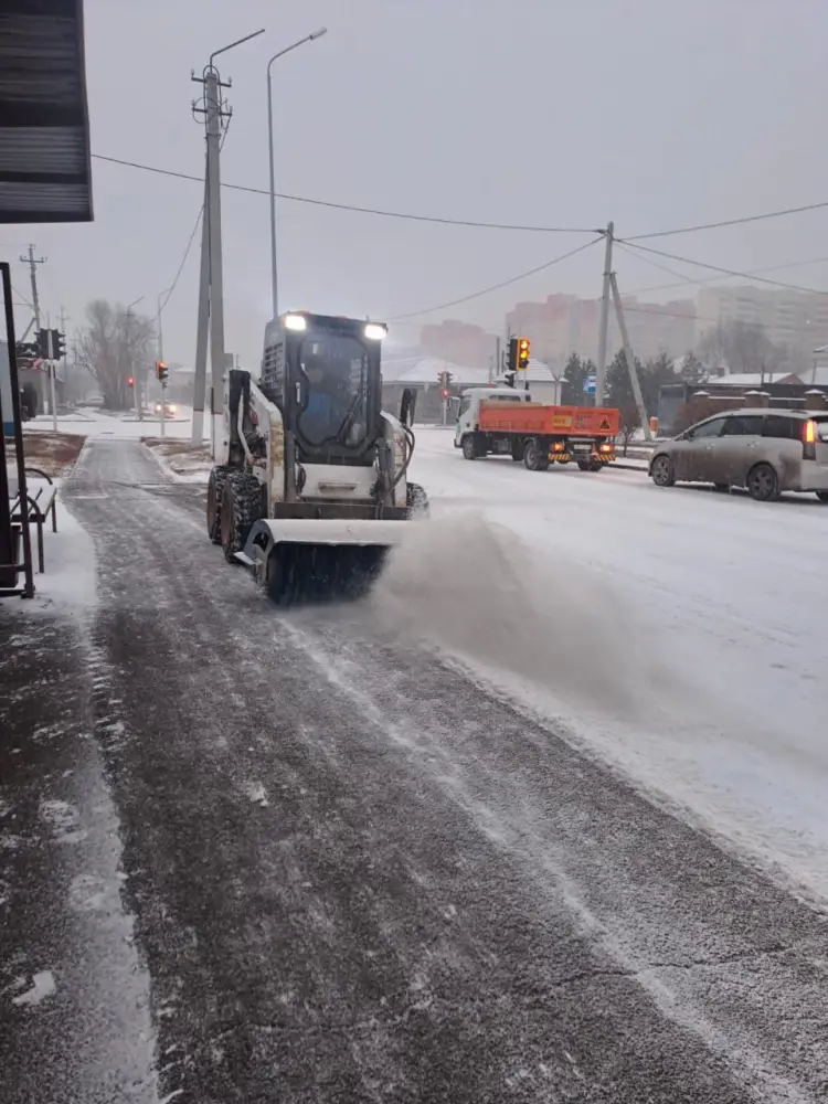 Свыше 1 тыс. единиц спецтехники задействовано в снегоуборочных работах днем в Астане (3)
