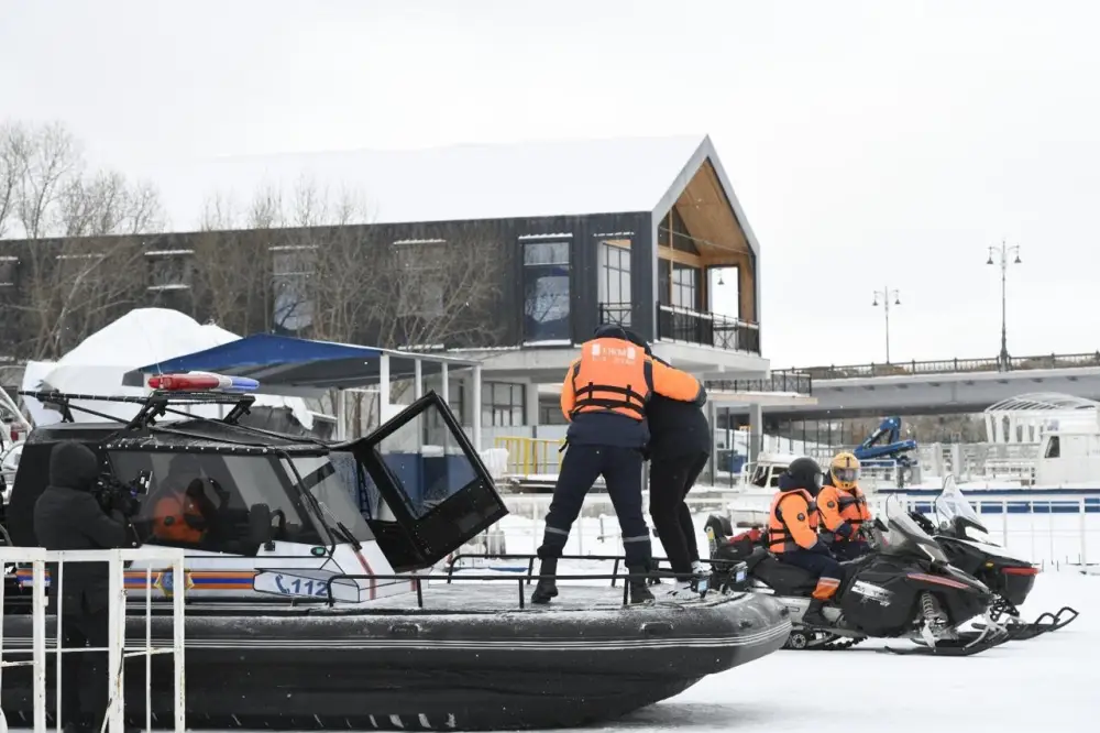 «Тонкий лед»: столичные спасатели напомнили горожанам правила безопасного поведения на льду (8)