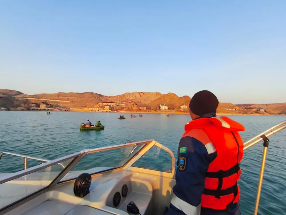 МЧС призывает граждан не выходить на тонкий лёд и соблюдать правила безопасности на водоёмах (10)