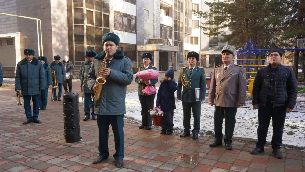 В Алматы военнослужащие с оркестром поздравили Бибигуль Тулегенову с днем рождения (5)