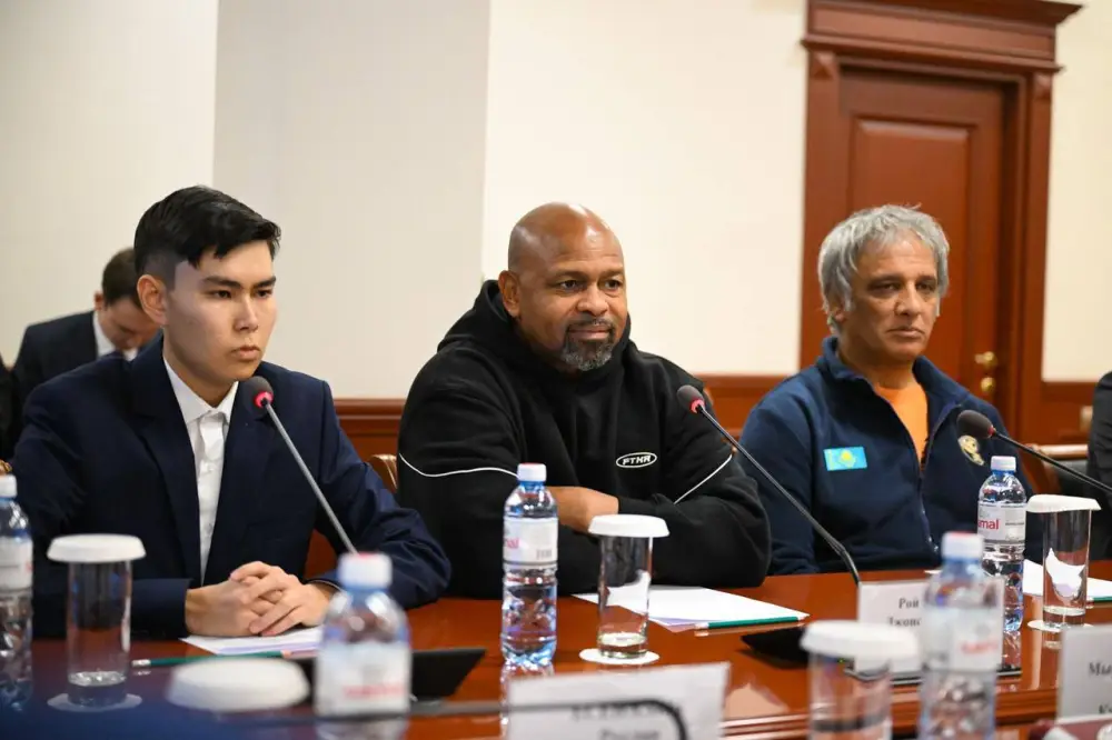 Ербол Мырзабосынов встретился с легендарным боксёром Роем Джонсом (7)