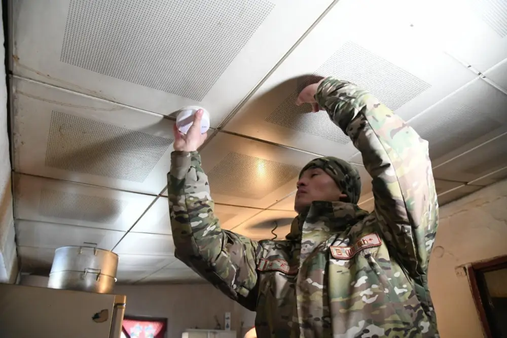 Столичные спасатели напомнили горожанам правила безопасного использования печей в отопительный сезон (3)