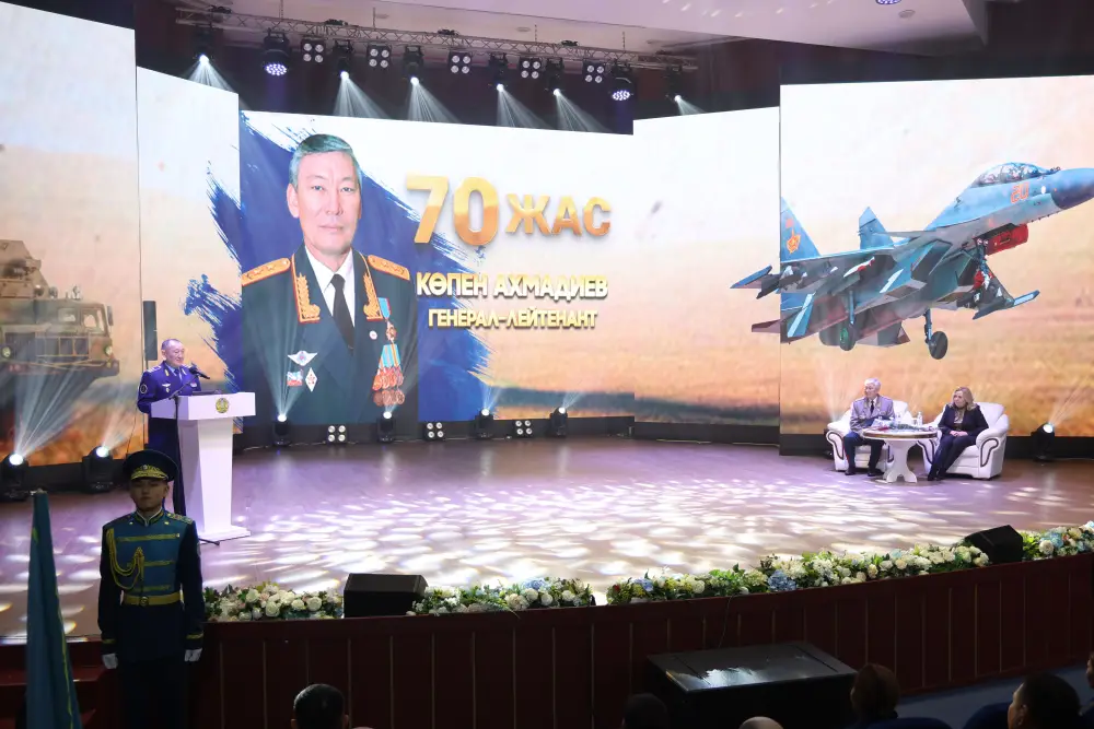 В Астане ветерана Сил воздушной обороны Копена Ахмадиева поздравили с юбилеем (3)