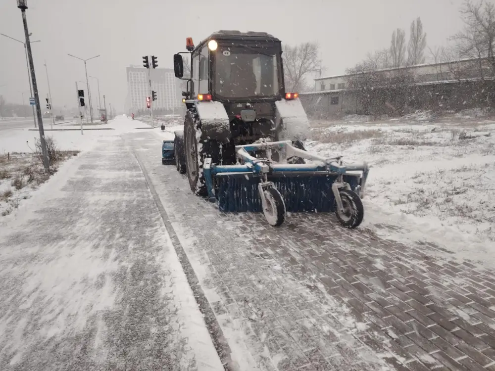 Свыше 1 тыс. единиц спецтехники задействовано в снегоуборочных работах днем в Астане (7)