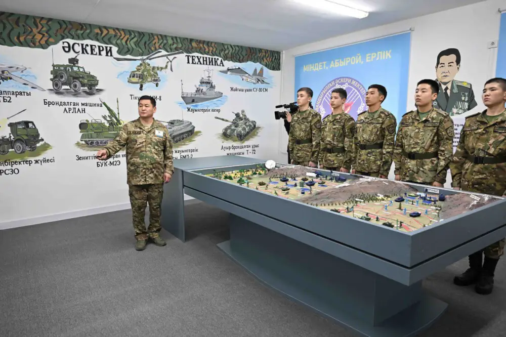 Глава государства посетил специализированную военную школу-интернат в Таразе (2)