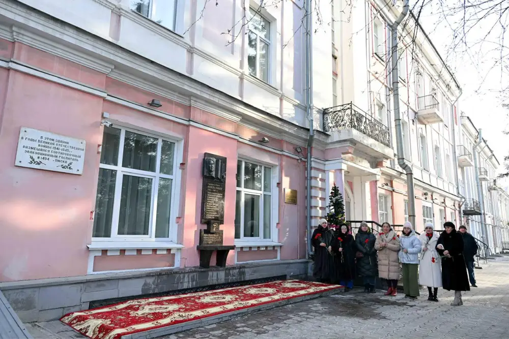 Делегация области Абай посетил памятник Шокана Уалиханова и мемориальную доску Кемеля Токаева в Омске (4)