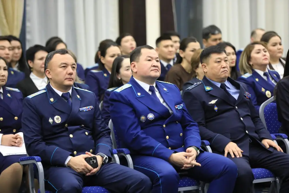 Аким области поздравил работников прокуратуры с профессиональным праздником (10)