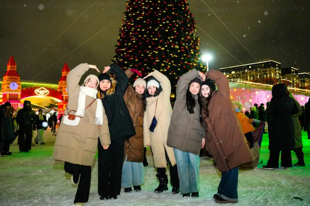 Более 40 новогодних ёлок одновременно зажгли в Астане (5)