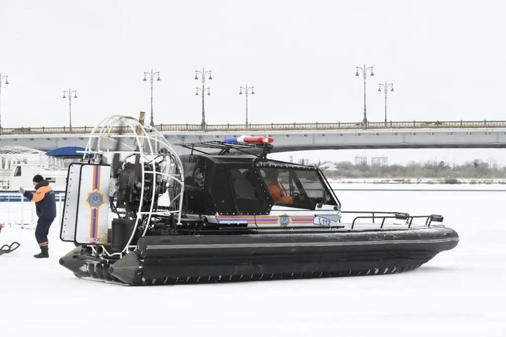 «Тонкий лед»: столичные спасатели напомнили горожанам правила безопасного поведения на льду (6)