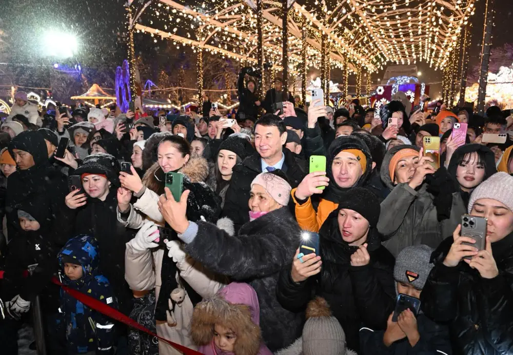 В Алматы зажгли главную новогоднюю ёлку (6)