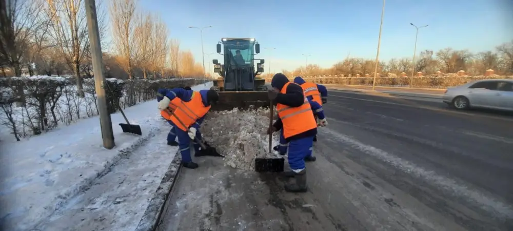 Более 3 000 дорожных рабочих и 1 400 единиц спецтехники задействованы в снегоуборочных работах в Астане (2)
