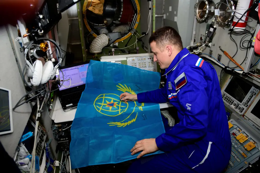 Космонавты Роскосмоса с борта МКС поздравили МЧС Республики Казахстан (2)