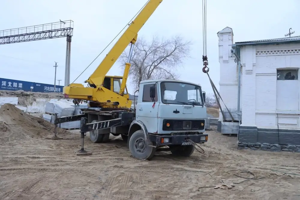 Ознакомился с ходом работ на железнодорожных вокзалах (2)