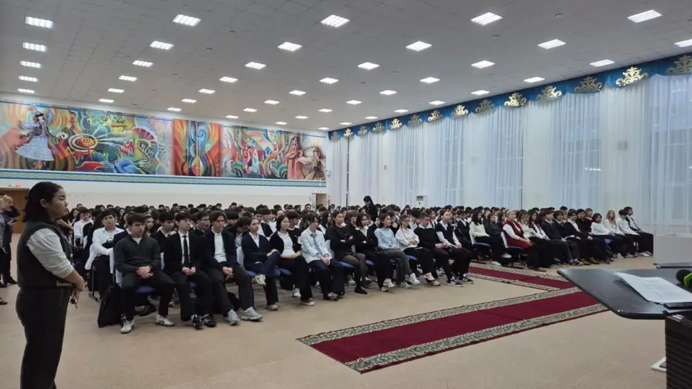 Столичным школьникам рассказали о защите от дипфейков, дропперов и мошеннических схем (4)